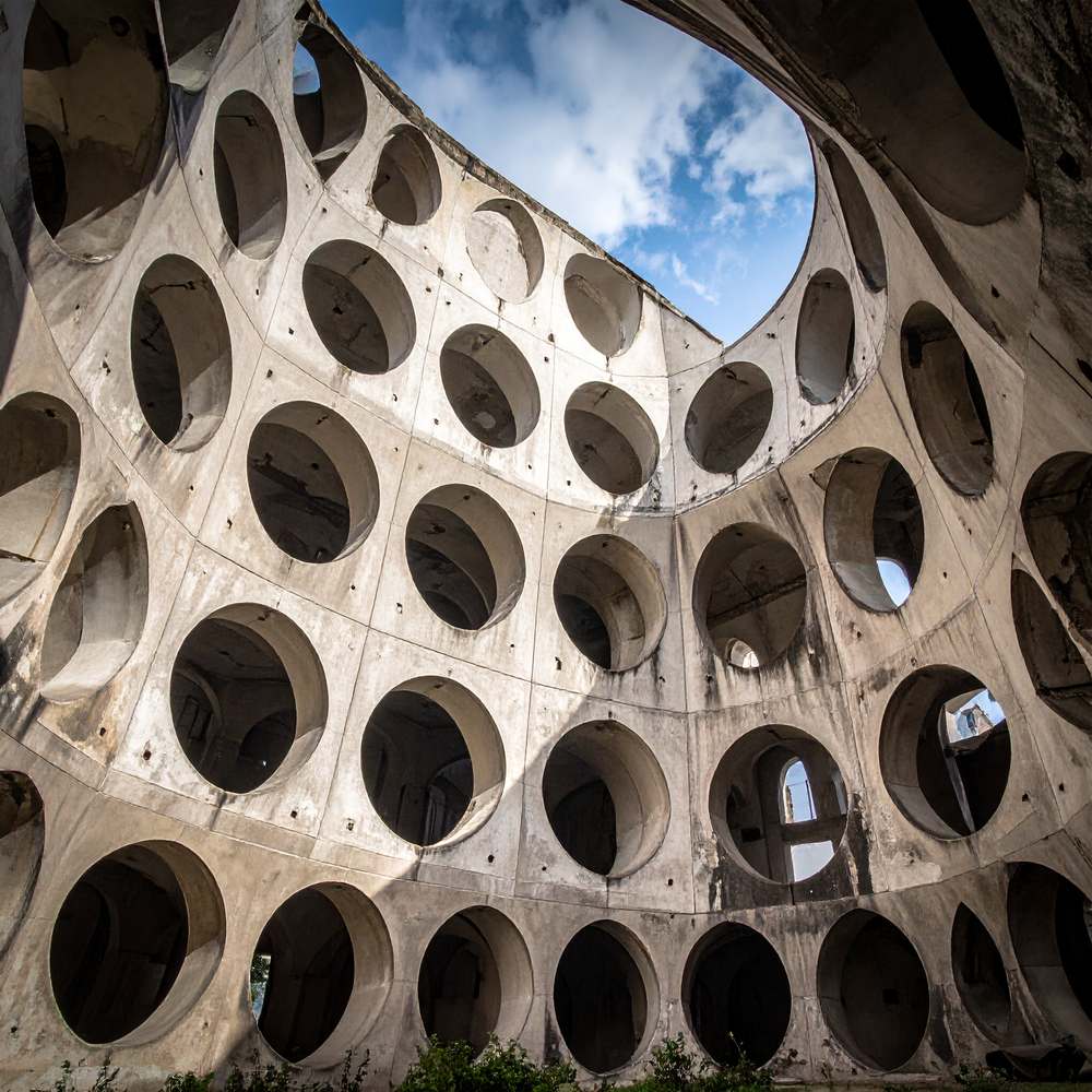 無数の穴のあいた建物