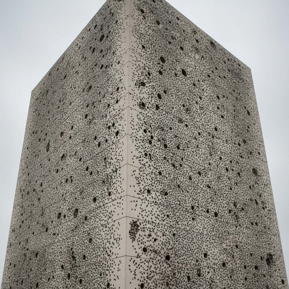 無数の穴が開いた建物