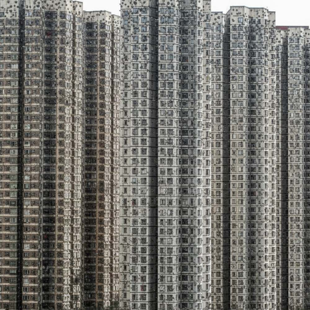 無数の穴が開いた建物